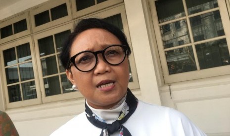 Menteri Luar Negeri (Menlu), Retno Marsudi saat diwawancarai wartawan di Sekretariat Wakil Presiden, Jalan Kebon Sirih, Jakarta Pusat, Senin (5/8).