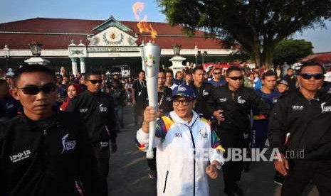 Menteri Luar Negeri (Menlu), Retno Marsudi saat membawa obor api Asian Games di Yogyakarta