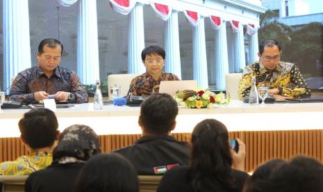 Menteri Luar Negeri (Menlu) RI Retno L.P Marsudi, pada press briefing yang diselenggarakan di Kemlu RI, Jakarta, Rabu (1/1/2023). Turut hadir Deputi II Baznas RI bidang Pendistribusian dan Pendayagunaan, Imdadun Rahmat. 