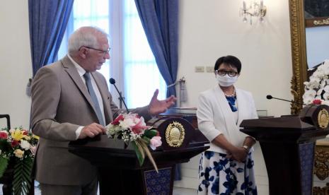 Menteri Luar Negeri (Menlu) RI Retno Marsudi usai pertemuan bilateral dengan High Representative of the Union for Foreign Affairs and Security Policy Uni Eropa Josep Borrell Fontelles di Jakarta, Rabu (2/6).