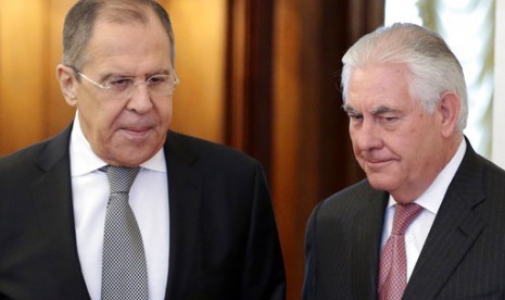 Menteri Luar Negeri (Menlu) Rusia Sergei Lavrov (kiri) dan Menlu AS Rex Tillerson saat akan menggelar pembicaraan di Moskow, Rusia, 12 April 2017.