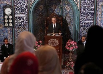 Menteri Luar Negeri Norwegia, Jonas Gahr Store memberikan kata sambutan dalam acara doa bersama bagi korban penembakan di masjid Oslo