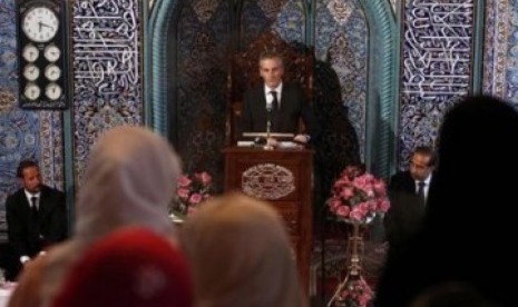 Perdan Menteri Norwegia, Jonas Gahr Store memberikan kata sambutan dalam acara doa bersama bagi korban penembakan di masjid Oslo