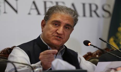 Pakistan Desak Kesepakatan Inklusif dengan Taliban. Menteri Luar Negeri Pakistan Shah Mahmood Qureshi berbicara tentang situasi saat ini di Afghanistan selama konferensi pers, di Islamabad, Pakistan, Senin, 23 Agustus 2021.