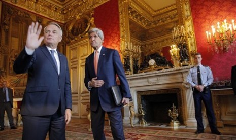 Menteri Luar Negeri Prancis Jean-Marc Ayrault (kiri) dan Menlu AS John Kerry berbicara pada wartawan sebelum pertemuan membahas konflik Suriah di Paris, Senin, 9 Mei 2016.