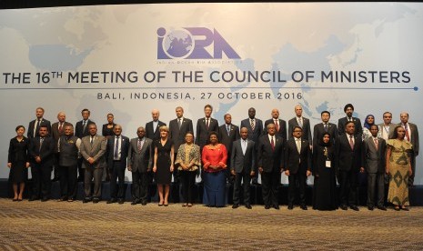 Menteri Luar Negeri Retno L.P Marsudi (tengah) berfoto bersama bersama para menteri/wakil menteri anggota Indian Ocean Rim Association (IORA) pada pertemuan ke-16 tingkat menteri anggota Indian Ocean Rim Association (IORA) di Nusa Dua, Bali, Kamis (27/10).