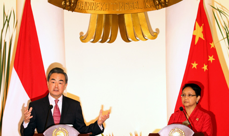 Indonesia'Ministerif Foreign Affairs Retno Marsudi (right) and her China's counterpart, Wang Yi hold a press briefing in Jakarta on Monday.