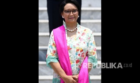 Menteri Luar Negeri Retno LP Marsudi bersiap mengikuti foto bersama seusai pelantikan menteri Kabinet Indonesia Maju di Beranda Halaman Istana Merdeka, Jakarta, Rabu (23/10/2019).