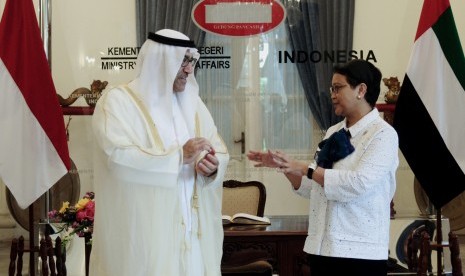 Menteri Luar Negeri Retno LP Marsudi (kanan) berbincang dengan utusan khusus Presiden Persatuan Emirat Arab (PEA) Abdul Rahman bin Mohammed Al-Owais (kiri) yang juga menjabat Menteri Kesehatan dan Pencegahan PEA saat tiba di Gedung Pancasila, Kementerian Luar Negeri, Jakarta, Kamis (15/6).