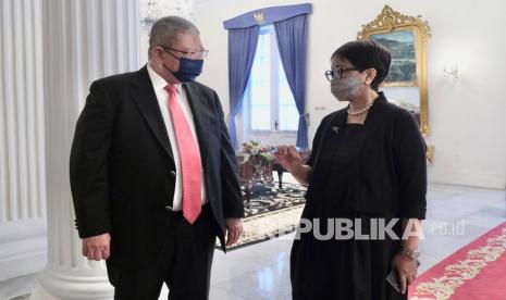 Menteri Luar Negeri Retno LP Marsudi (kanan) berbincang dengan Menteri Luar Negeri Malaysia Saifuddin Abdullah saat menerima kunjungan di Gedung Pancasila Kemenlu, Jakarta, Senin (18/10/2021). Indonesia dan Malaysia sepakat membuka koridor perjalanan antar kedua negara secara bertahap, dari keperluan pemerintahan dan bisnis hingga perjalanan umum. 