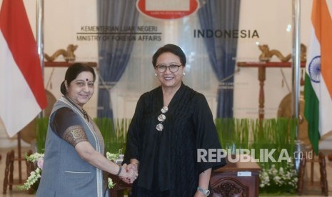 Menteri Luar Negeri Retno LP Marsudi (kanan) berjabat tangan dengan Menteri Luar Negeri India Sushma Swaraj (kiri). Menlu Retno menggarisbawahi pentingnya toleransi dalam masyarakat multikultural saat ini