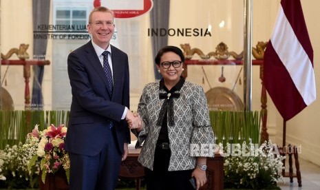 Menteri Luar Negeri Retno LP Marsudi (kanan) berjabat tangan dengan Menlu Latvia Edgars Rink vi s (kiri) menandatangani buku tamu saat berkunjung di Gedung Pancasila, Kementerian Luar Negeri, Jakarta, Jumat (19/7/2019).