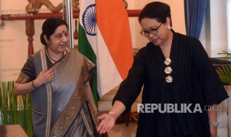 Indonesian Foreign Minister Retno Marsudi meets her Indian counterpart Sushma Swaraj (left).