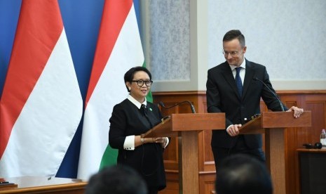 Menteri Luar Negeri Retno LP Marsudi melakukan kunjungan kerja ke Budapest, Hungaria bertemu dengan Menteri Luar Negeri dan Perdagangan Hungaria Peter Szijjarto, Selasa (17/9).