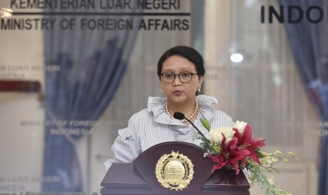 Menteri Luar Negeri Retno LP Marsudi memberikan keterangan seusai bertemu dengan duta besar negara-negara Organisasi Kerjasama Islam (OKI) di Gedung Pancasila, Kemenlu, Jakarta, Selasa (25/7).