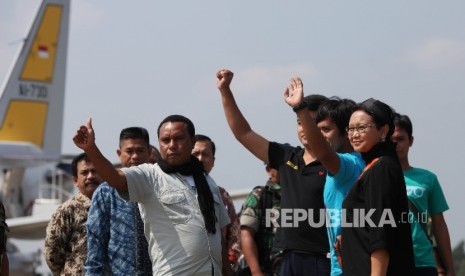 Menteri Luar Negeri Retno Marsudi bersama Empat WNI yang disandera kelompok Abu Sayyaf tiba di Bandara Halim Perdana Kusuma, Jakarta, Jumat (13/5). (Republika/Rakhmawaty La'lang)