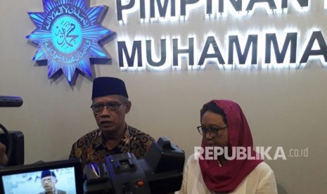 Foreign Affairs Minister Retno Marsudi visits Central Board of Muhammadiyah office in Yogyakarta.  Chairman of Muhammadiyah Haedar Nashir welcomes her on Friday (December 29, 2017).