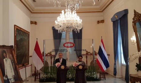 Menteri Luar Negeri Retno Marsudi dan Menteri Luar Negeri Thailand Don Pramudwinai melakukan konferensi pers bersama di Gedung Pancasila Kementerian Luar Negeri Indonesia, Rabu (13/3).