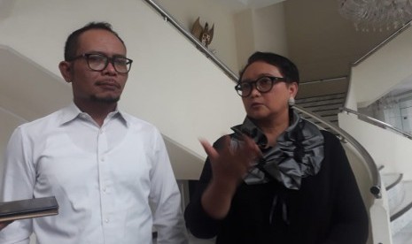 Menteri Luar Negeri Retno Marsudi dan Menteri Tenaga Kerja Hanif Dhakiri usai menghadap Wakil Presiden Jusuf Kalla di Kantor Wapres, Jakarta, Kamis (28/3).