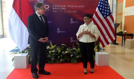 Menteri Luar Negeri Retno Marsudi (kanan) berbincang dengan Menlu Amerika Serikat Antony John Blinken sebelum pertemuan bilateral disela Pertemuan Menteri Luar Negeri G20 di Nusa Dua, Bali, Jumat (8/7/2022). 