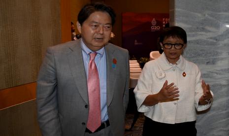 Menteri Luar Negeri Retno Marsudi (kanan) berbincang dengan Menteri Luar Negeri Jepang Yoshimasa Hayashi. Dalam pertemuan Strategic Dialog Indonesia-Jepang ke-8, Retno menekankan pentingnya kedua negara untuk segera menyelesaikan Protokol Amandemen dari Indonesia-Japan Economic Partnership Agreement (IJEPA), guna mengatasi hambatan perdagangan.