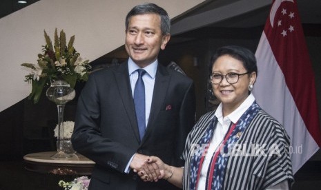 Menteri Luar Negeri Retno Marsudi (kanan) berjabat tangan dengan Menteri Luar Negeri Singapura Vivian Balakrishnan (kiri) dalam sebuah kesempatan bersama baru-baru ini.