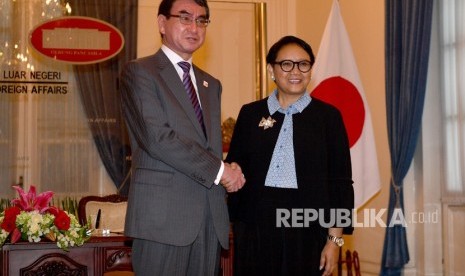 Menteri Luar Negeri Retno Marsudi (kanan) berjabat tangan dengan Menteri Luar Negeri Jepang Taro Kono untuk melakukan dialog strategis keenam Indonesia-Jepang di Kementerian Luar Negeri, Jakarta, Senin (25/6). 