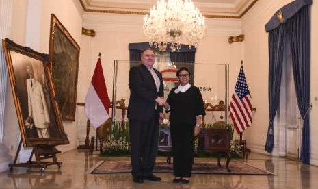 Menteri Luar Negeri Retno Marsudi (kanan) berjabat tangan dengan Menteri Luar Negeri AS Mike Richard Pompeo (kiri) sebelum melakukan pertemuan di Gedung Pancasila, Kementerian Luar Negeri, Jakarta, Sabtu (4/8).