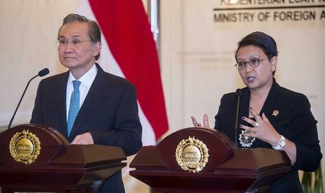 Menteri Luar Negeri Retno Marsudi (kanan) dan Menteri Luar Negeri Thailand Don Pramudwinai (kiri) memberikan keterangan pers di Gedung Pancasila, Kemenlu, Jakarta, Kamis (11/2). 