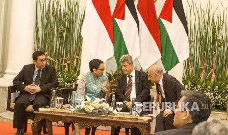 Menteri Luar Negeri Retno Marsudi (kedua kiri) berbincang dengan Duta Besar Mesir untuk Indonesia Ahmed Amr Ahmed Moawad (kanan) dan Duta Besar Palestina untuk Indonesia Zuhair al-Shun (kedua kanan) serta Dirjen Kerjasama Multilateral Kemenlu Febrian A Ruddyyard (kiri) saat seminar Internasional dan pameran foto Palestina, di Gedung Pancasila, Jakarta, Selasa (5/12). 