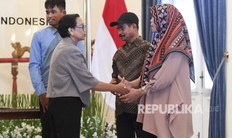 Menteri Luar Negeri Retno Marsudi (kedua kiri) disaksikan korban penyanderaan kelompok gerilyawan Filipina Abu Sayyaf, Muhammad Farhan (kiri) berjabat tangan dengan keluarga korban saat serah terima korban sandera ke keluarga di Kementerian Luar Negeri, Jakarta, Kamis (23/1/2020). 