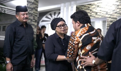 Menteri Luar Negeri Retno Marsudi (kedua kiri) menyapa kerabat dan keluarga saat melayat ke rumah duka Kepala Pusat Data Informasi dan Humas Badan Nasional Penanggulangan Bencana (BNPB) Sutopo Purwo Nugroho di Raffles Hils, Cimanggis, Depok, Jawa Barat, Minggu (7/7/2019). Selain melayat, Retno akan menyerahkan langsung jenazah Sutopo kepada Kepala BNPB Letjen TNI Doni Monardo sebelum disemayamkan di rumah duka.