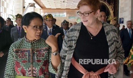 Menteri Luar Negeri Retno Marsudi (kiri) berbincang bersama Menteri Luar Negeri sekaligus Menteri Perempuan Australia Marise Ann Payne (kanan) saat Pembukaan Bali Democracy Forum (BDF) ke-12 di Nusa Dua, Badung, Bali, Kamis (5/12/2019). Menlu, Menhan, dan Australia akan bertemu besok. Ilustrasi.