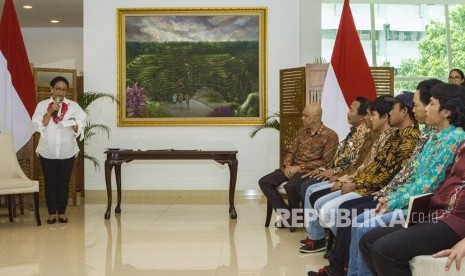 Foreign Affairs Minister Retno Marsudi (left) hands over six Indonesian seafarers held hostaged by arms group in Benghazi, Libya, to their families at the Minister of Foreign Affairs office, Jakarta, Monday (April 2).