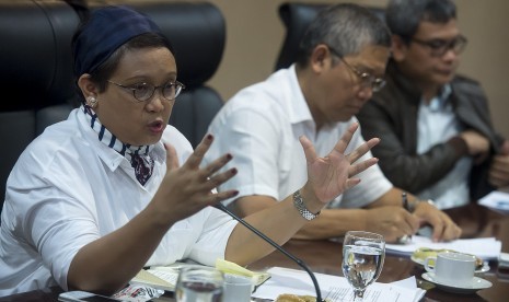 Menteri Luar Negeri Retno Marsudi (kiri), Pengamat Timur Tengah Trias Kuncahyono (tengah) dan Staf Khusus Presiden Johan Budi (kanan) selaku moderator menjadi nara sumber dalam diskusi menjelang KTT Luar Biasa Ke-5 Organisasi Kerja Sama Islam (OKI) mengena