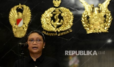 Menteri Luar Negeri Retno Marsudi memberikan keterangan pers terkait pembebasan tiga sandera kelompok Abu Sayyaf dan kasus calon jemaah haji via filipina di Kantor Panglima TNI, Jakarta Pusat, Ahad (2/10).