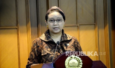 Menteri Luar Negeri Retno Marsudi memberikan paparan saat konferensi pers terkait penyanderaan WNI di wilayah Filipina, Jakarta, Jumat (24/6). (Republika/ Wihdan)