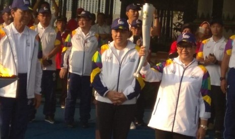 Menteri Luar Negeri Retno Marsudi menjadi pelari pertama yang membawa obor Asian Games dalam Torch Relay Asian Games 2018