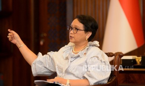 Menteri Luar Negeri Retno Marsudi menjawab pertanyaan saat di wawancarai oleh Republika di Kantor Kementerian Luar Negeri, Jakarta, Selasa (25/7).