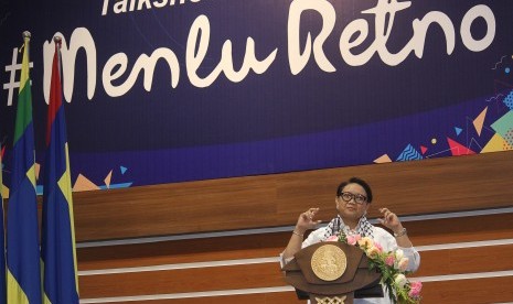 Menteri Luar Negeri Retno Marsudi menyampaikan materi saat acara Talkshow Menlu Retno di Surabaya, Jawa Timur, Sabtu (24/11/2018).