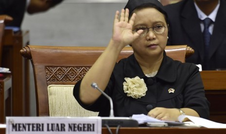 Menteri Luar Negeri Retno Marsudi menyapa anggota Komisi I sebelum rapat kerja di Komplek Parlemen, Senayan, Jakarta, Senin (13/6). 