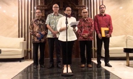 Menteri Luar Negeri, Retno Marsudi (Tengah)