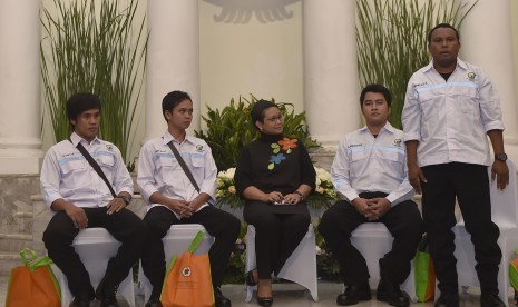 Menteri Luar Negeri Retno Marsudi (tengah) bersama empat anak buah kapal (ABK) berkewarganegaraan Indonesia Samsir (kiri), Dede Irfan (kedua kiri), M Arianto Misnan (kedua kanan), dan Loren Marinus Petrus Rumawi (kanan) saat serah terima di Gedung Pancasil