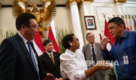 Menteri Luar Negeri Retno Marsudi (tengah) bersama Sekjen ASEAN Lim Jock Hoi (kedua kiri), Deputy Secretary-General of ASEAN for Community and Corporate Affairs Robert Matheus Michael Tene (kedua kanan) dan Wakil Tetap Myanmar untuk ASEAN U Min Lwin (kiri) berbincang dengan Dirjen Pengelolaan Pembiayaan dan Resiko Kemenkeu Luky Alfirman usai penandatanganan perjanjian di Kementerian Luar Negeri, Jakarta, Jumat (20/12/2019).