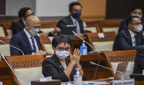 Menteri Luar Negeri Retno Marsudi (tengah) mengikuti rapat kerja (Raker) dengan Komisi I DPR, di Kompleks Parlemen, Senayan, Jakarta, Rabu (6/4/2022). Raker itu membahas pelindungan Warga Negara Indonesia (WNI) dan Badan Hukum Indonesia di Ukraina, Diplomasi Indonesia terkait konflik Rusia dan Ukraina, serta meminta keterangan Kementerian Luar Negeri terkait Special Procedures Mandate Holders (SPMH) mengenai sejumlah kasus dugaan penghilangan paksa, penggunaan kekerasan berlebihan, penyiksaan, dan pemindahan paksa di Provinsi Papua dan Papua Barat.