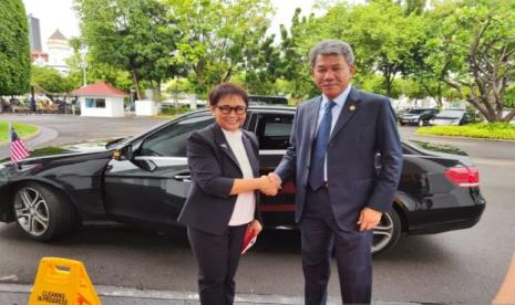 Menteri Luar Negeri RI Retno Marsudi dan Menteri Luar Negeri Malaysia Mohammad bin Hasan berjabat tangan usai bertemu Presiden Joko Widodo di Istana Kepresidenan Jakarta, Selasa (6/2/2024). 