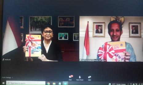 Menteri Luar Negeri RI Retno Marsudi dan Menteri Pendidikan, Kebudayaan, Riset, dan Teknologi RI Nadiem Makarim meluncurkan buku bahan pengajaran AEAN bagi pendidikan dasar dan menengah, secara virtual, Rabu (1/9) 