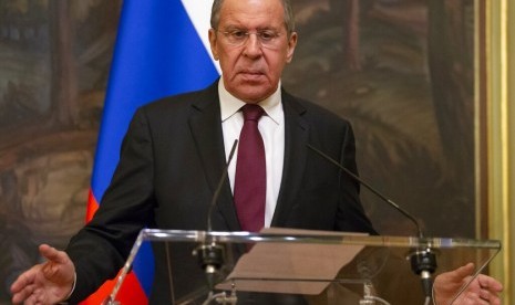 Menteri Luar Negeri Rusia Sergey Lavrov berbicara saat konferensi pers bersama Menteri Luar Negeri Venezuela Jorge Arreaza di Moskow, Rusia, Ahad (5/5).