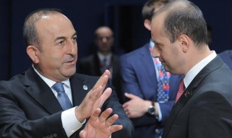 Menteri Luar Negeri Turki Mevlut Cavusoglu (kiri) berbicara dengan timpalannya dari Georgia Mikheil Janelidze saat KTT NATO di Warsawa, Polandia, Jumat, 8 Juli 2016.