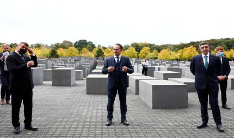 Menteri Luar Negeri Uni Emirat Arab (UEA) Sheikh Abdullah bin Zayed Al Nahyan (kanan) dan Menteri Luar Negeri Israel Gabi Ashkenazi (kiri) mengunjungi Holocaust Memorial di Berlin, Jerman bersama Menlu Jerman Heiko Maas (tengah). 